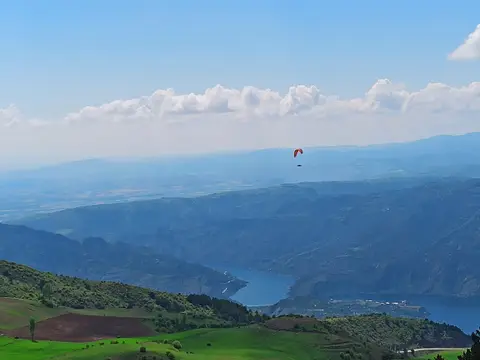 Çatak Tabiat Parkı'ndan yamaç paraşütçüsü ve aşağıdaki baraj gölüne bakış