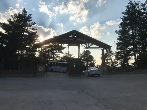Limni Gölü Tabiat Parkı'nın çam ağaçları arasındaki ahşap giriş kapısı