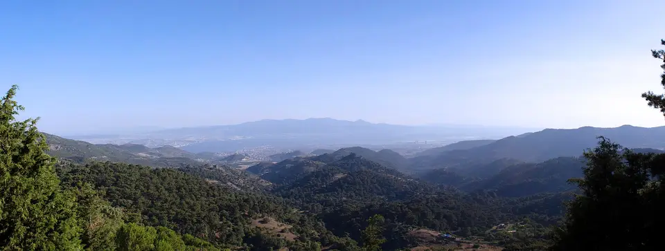 Yamanlardağı Tabiat Parkı'ndan ormanlı sırtlar ve uzakta İzmir körfezine bakış
